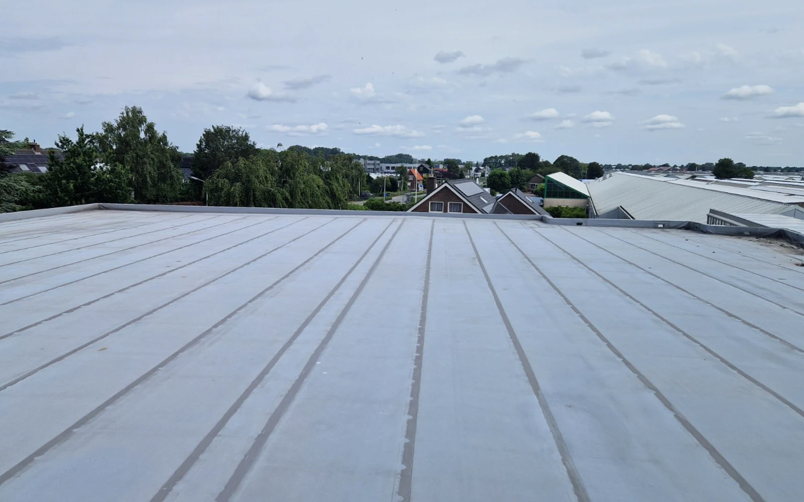 Verouderd lekkagegevoelig bedrijfsdak in Aalsmeer vóór renovatie