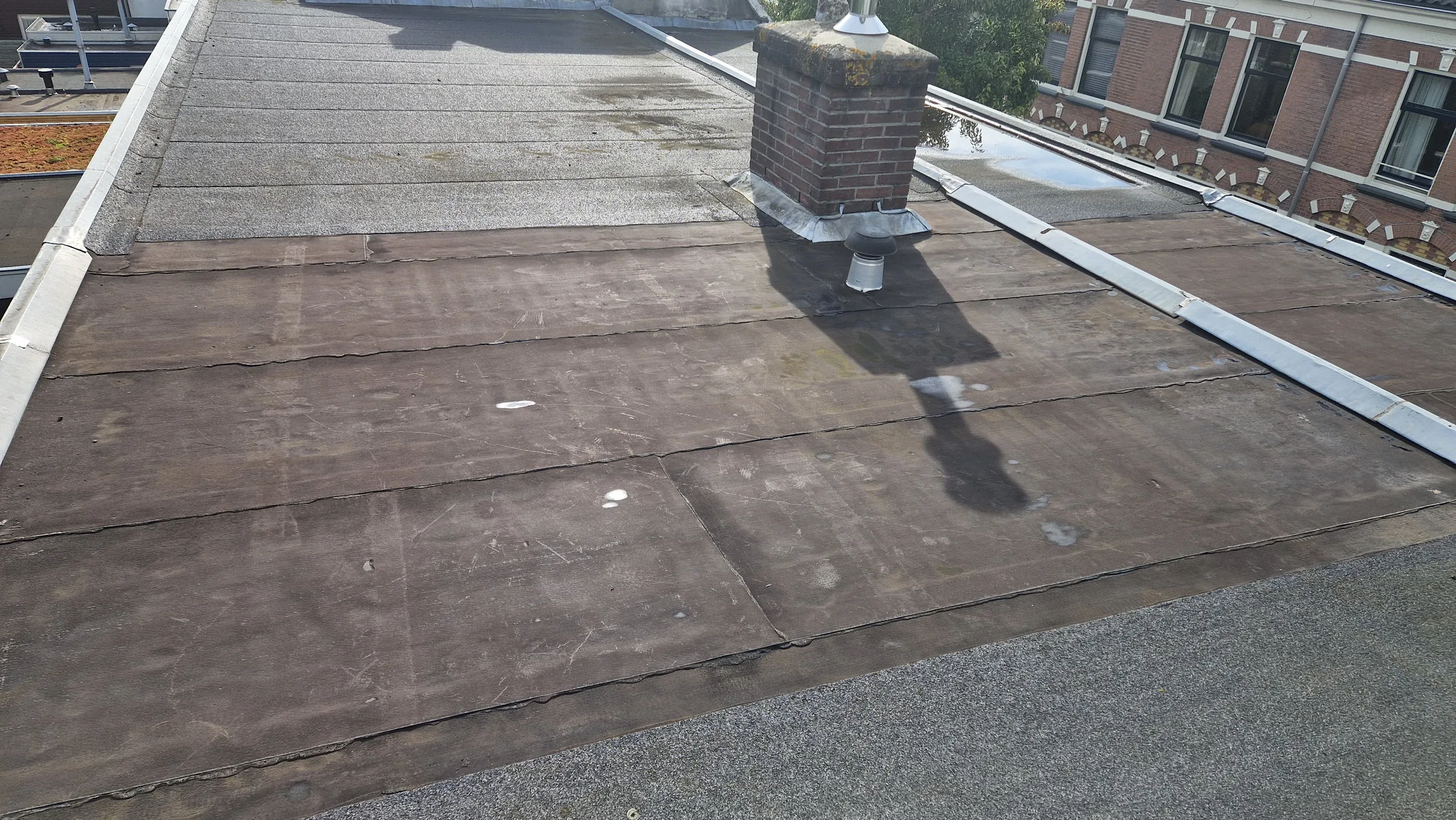 Beginsituatie van Hybride dakcoating op particulier bitumendak in Amersfoort