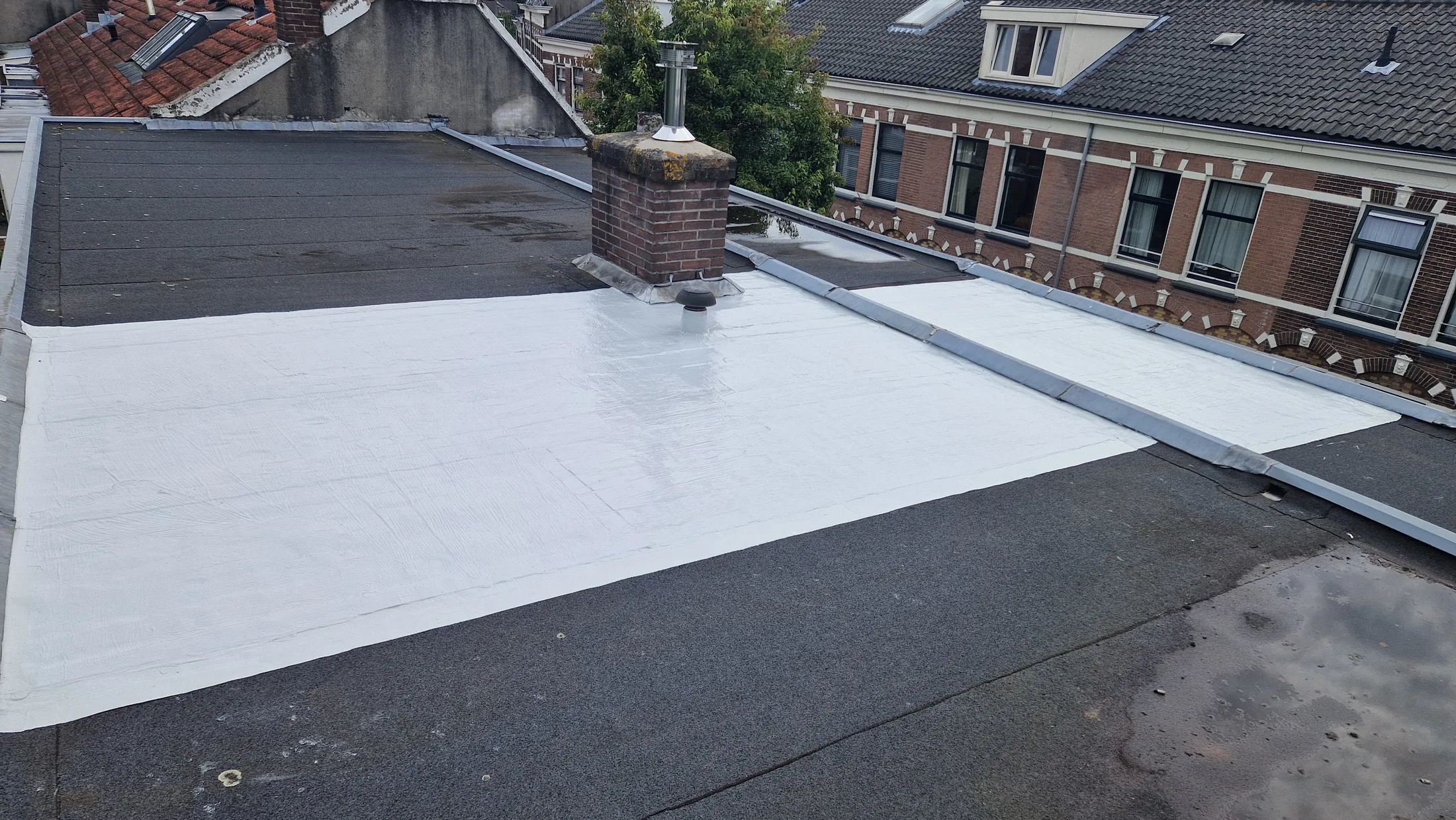Naadloos licht afgewerkt particulier bitumendak in Amersfoort