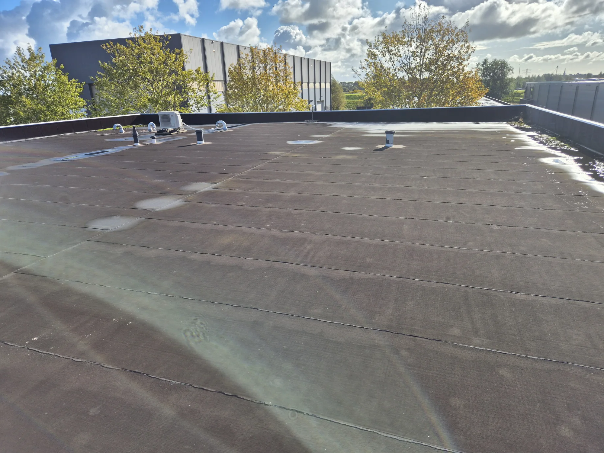 Beginsituatie bij Dakcoating in Amsterdam: 800 m² bedrijfsdak met 2K-polyurea
