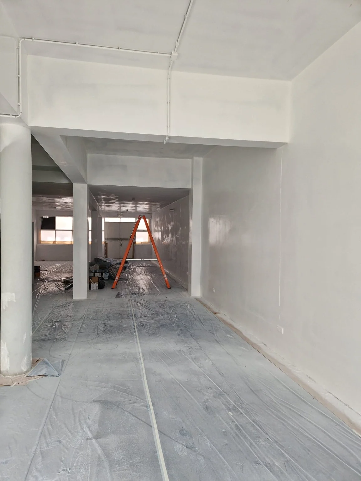Wit afgewerkt zakelijk kantoorinterieur in Amsterdam