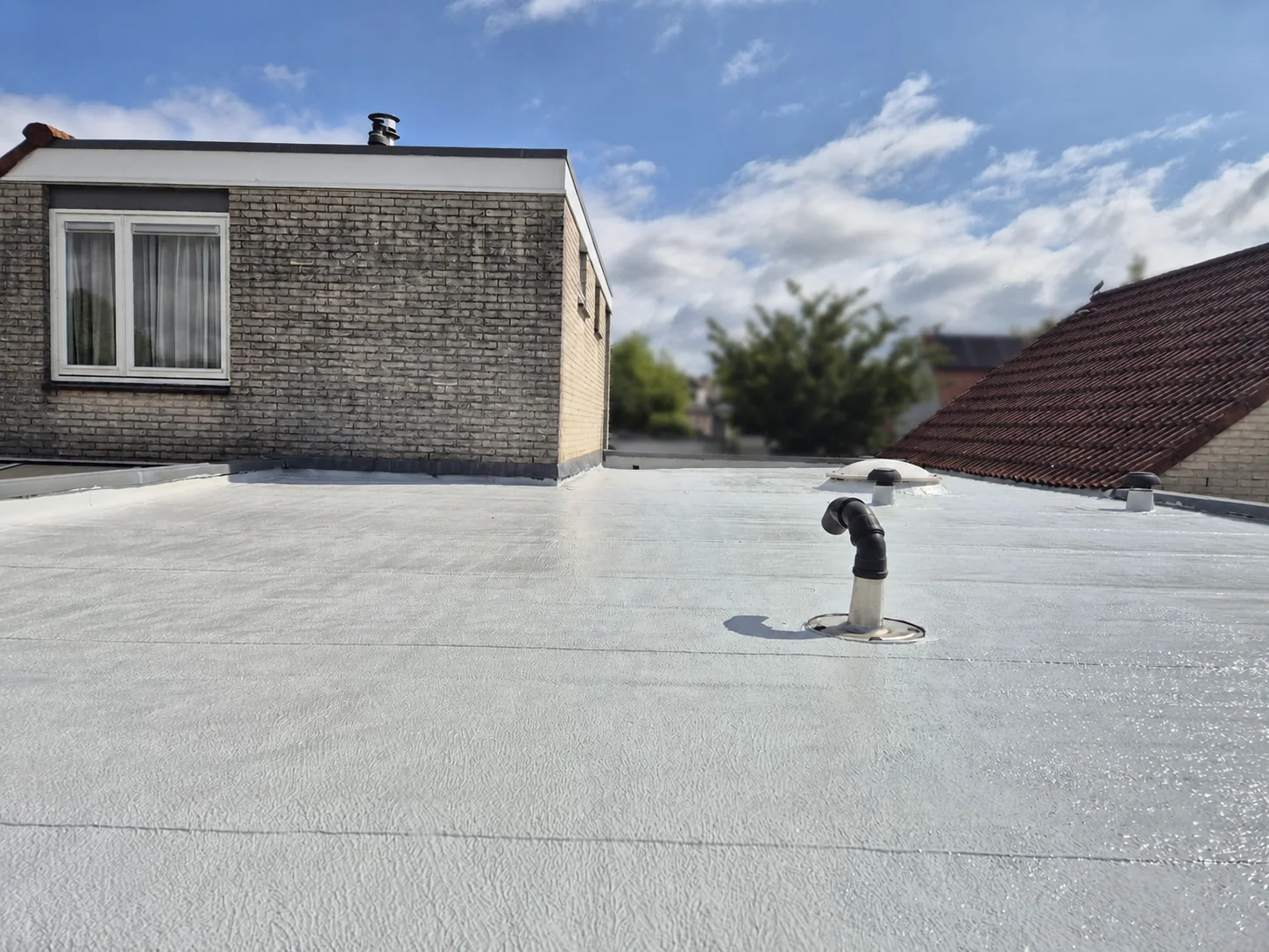 Particulier wit cool roof van circa 60 vierkante meter in Breukelen