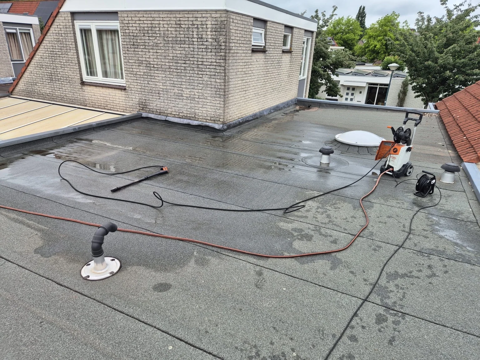 Reiniging bij cool roof in breukelen: 60 m² bitumendak met 2k-polyurea