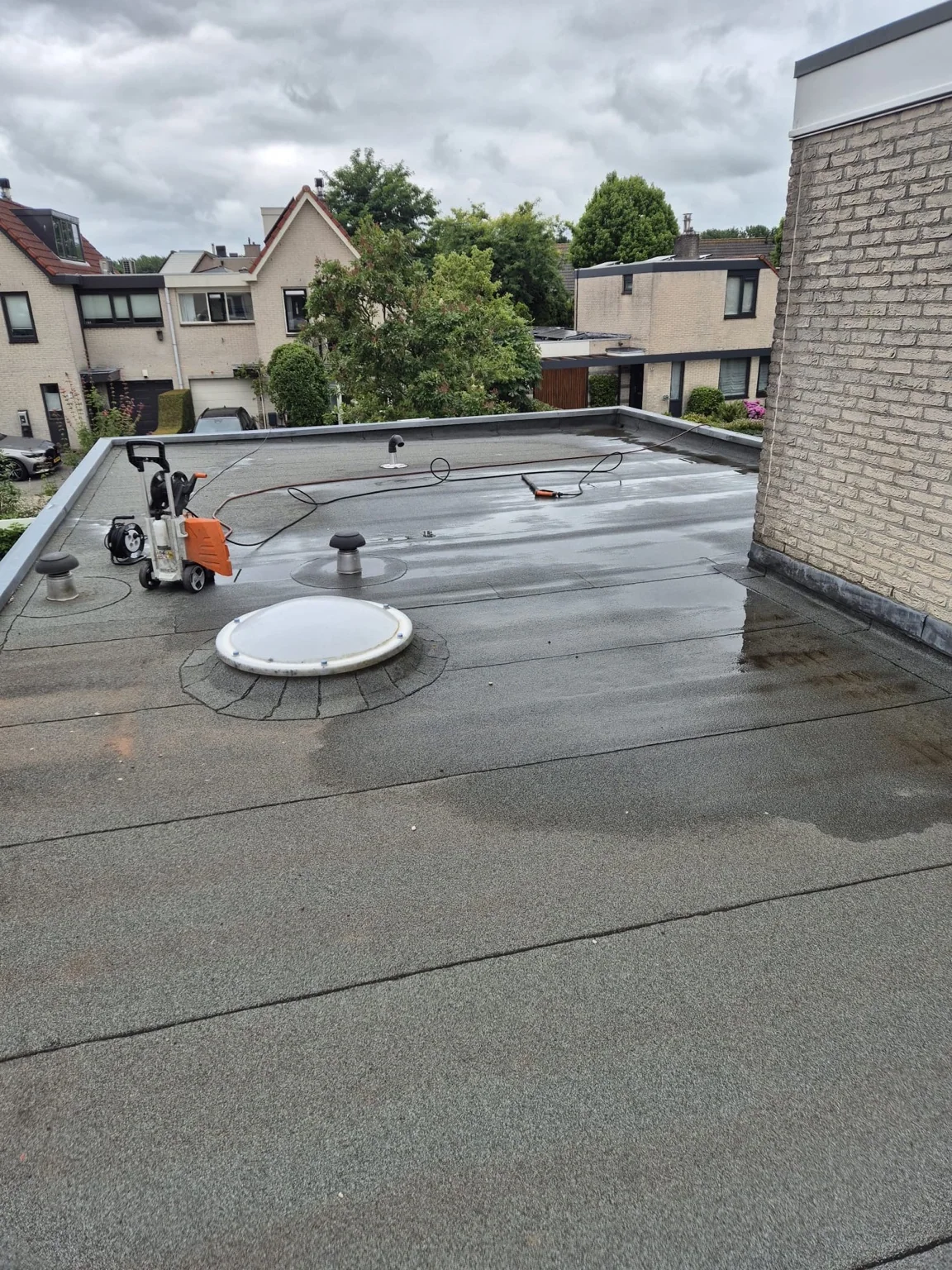 Voorbereide ondergrond bij cool roof in breukelen: 60 m² bitumendak met 2k-polyurea