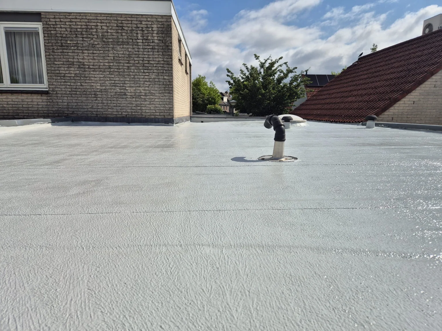 Primer en twee 2K-lagen bij cool roof in breukelen: 60 m² bitumendak met 2k-polyurea
