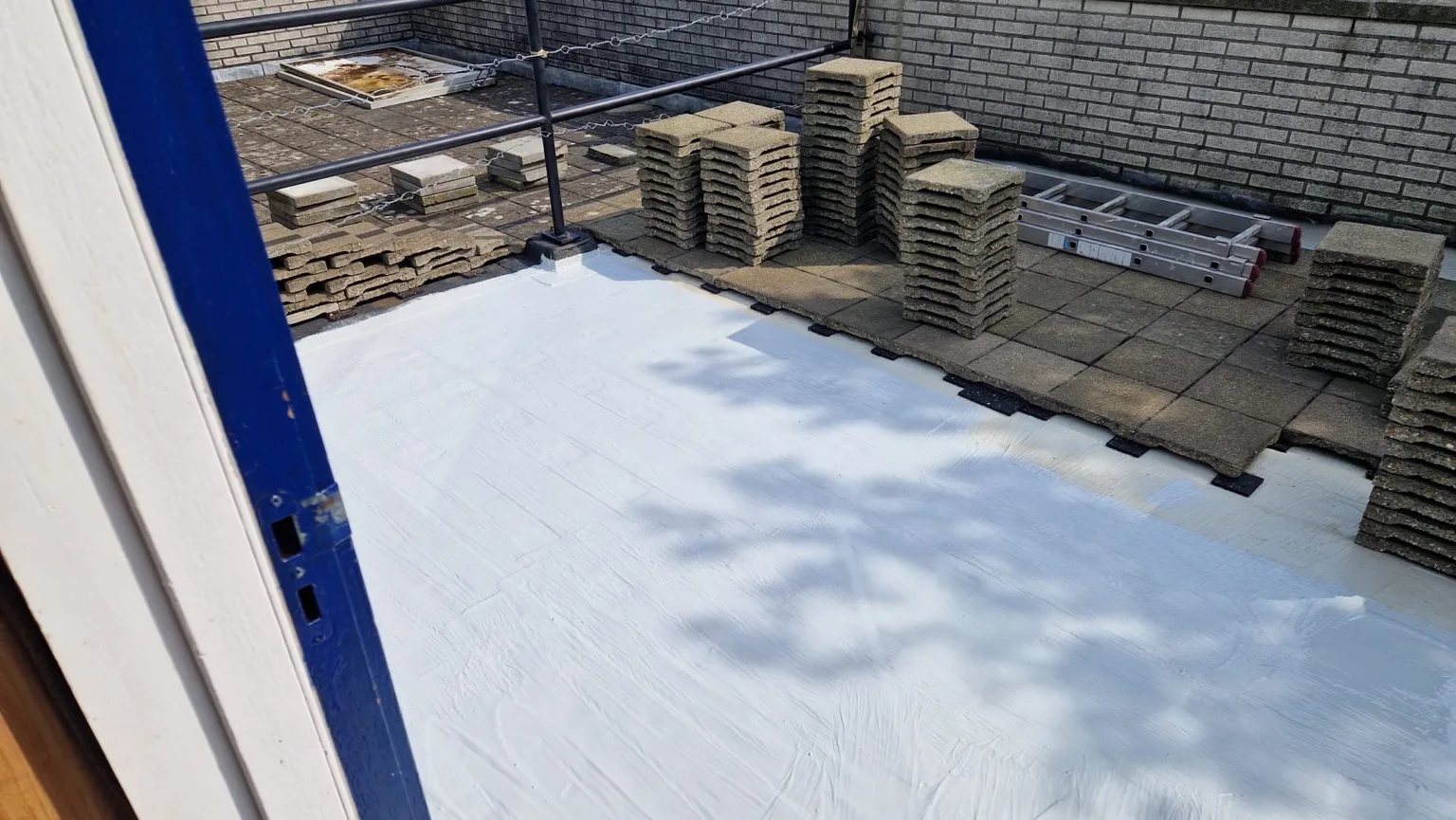 Nieuwe tegeldragers bij dakterras boven slaapkamer waterdicht in delft