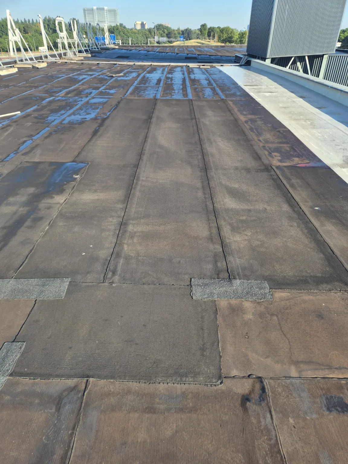 Beginsituatie bij Dakcoating in Den Haag: 125 m² bitumen bedrijfsdak als cool roof