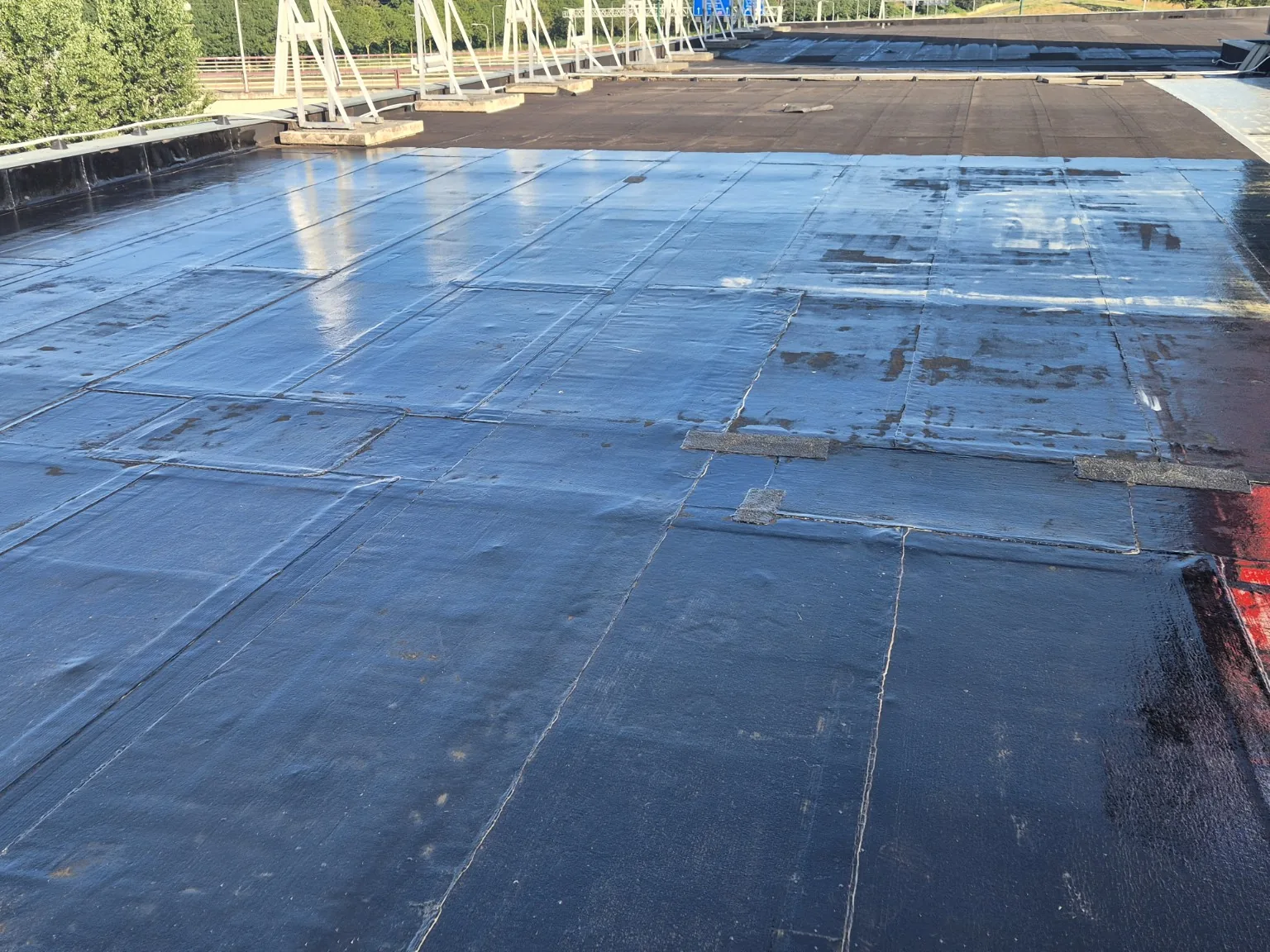Reiniging en voorbereiding bij dakcoating in den haag: 125 m² bitumen bedrijfsdak als cool roof