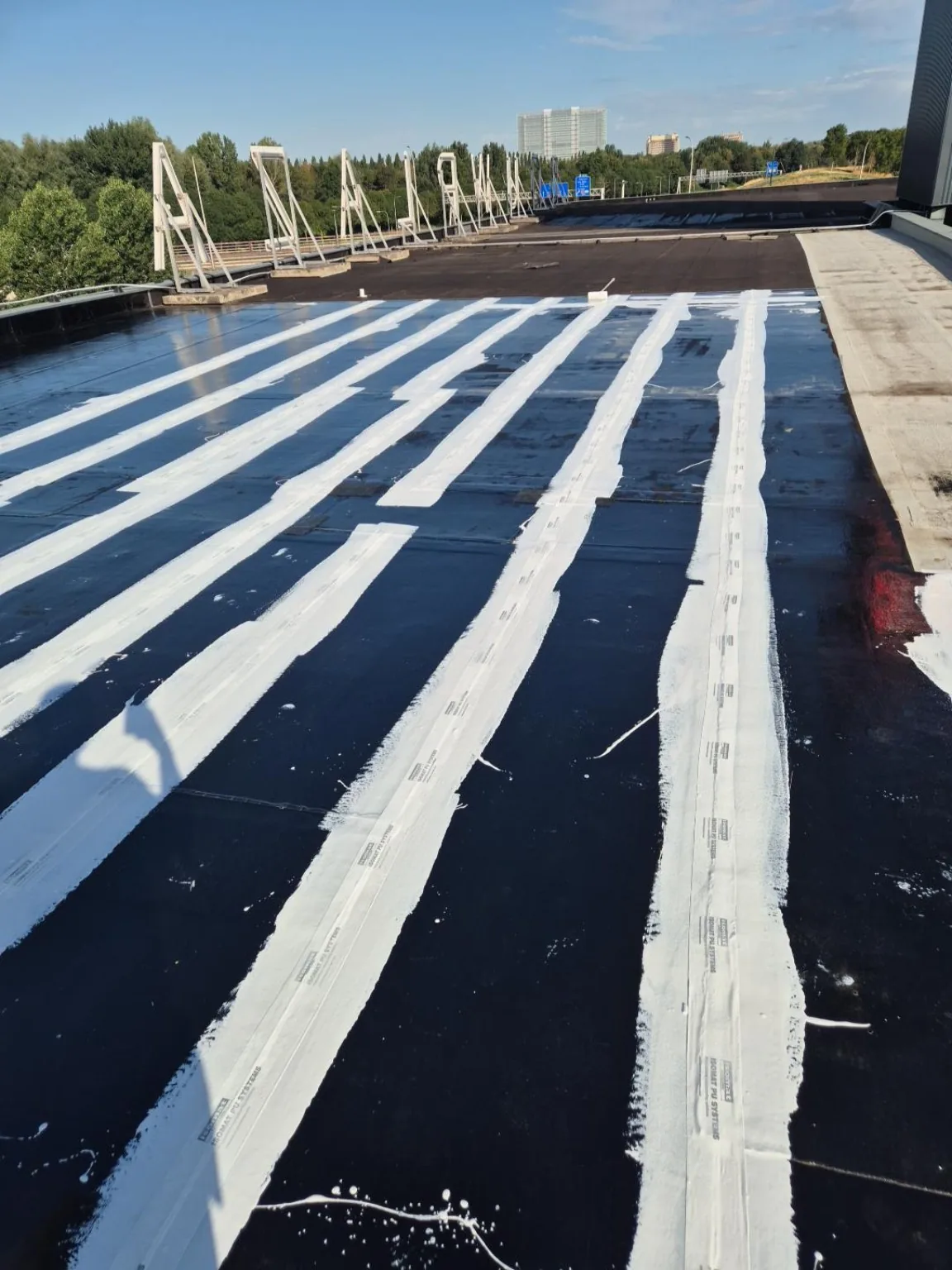Detailversterking bij dakcoating in den haag: 125 m² bitumen bedrijfsdak als cool roof