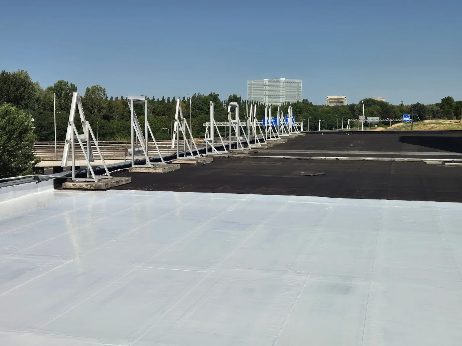 Eerste coatinglaag bij dakcoating in den haag: 125 m² bitumen bedrijfsdak als cool roof