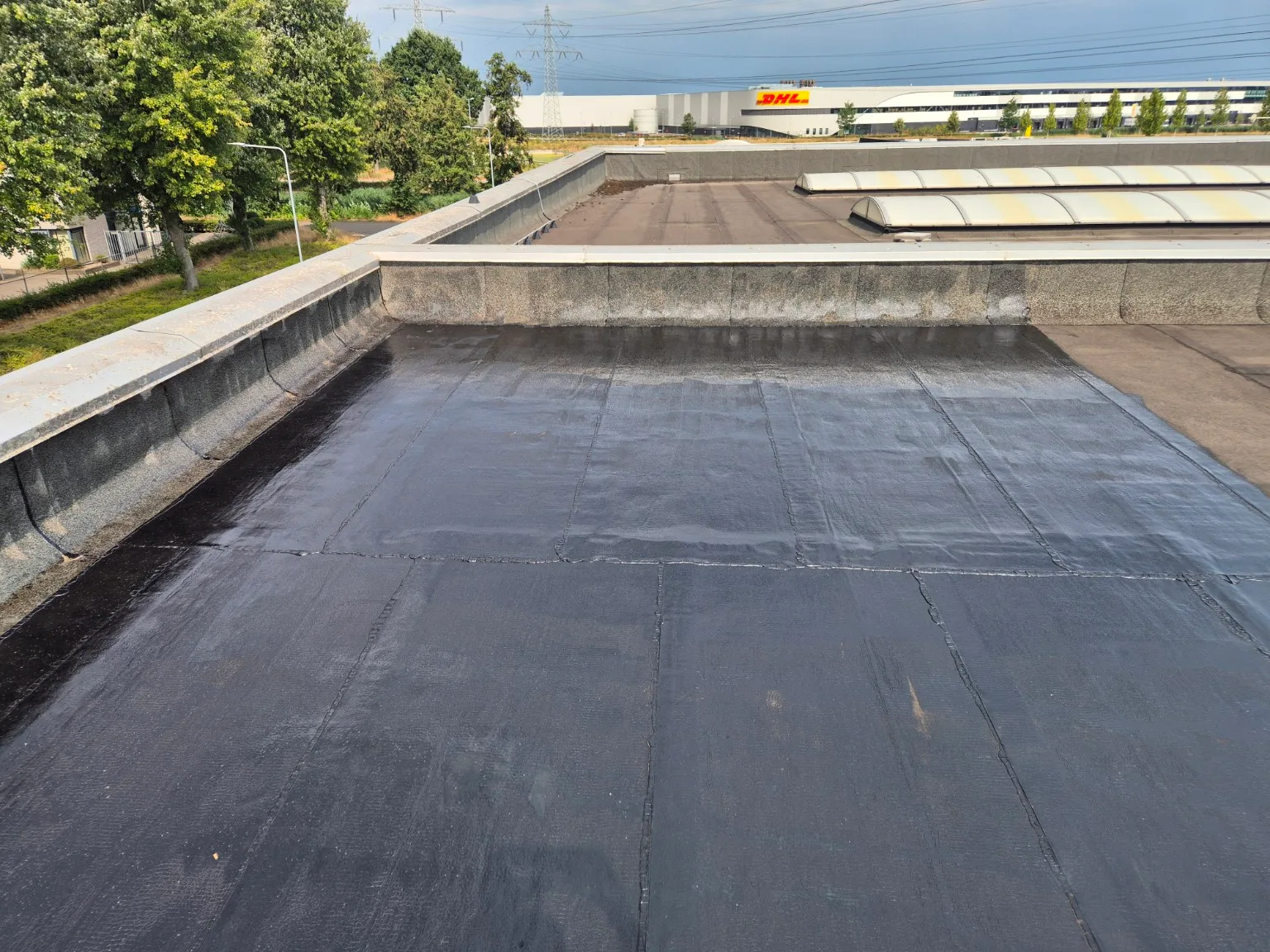 PU-primer bij dakcoating in eindhoven voor lekkende delen van een bitumen bedrijfsdak