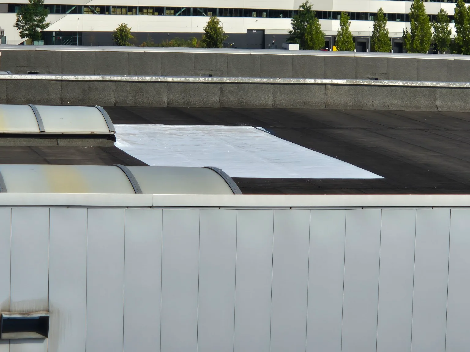 Laatste beschikbare fase van Dakcoating in Eindhoven voor lekkende delen van een bitumen bedrijfsdak