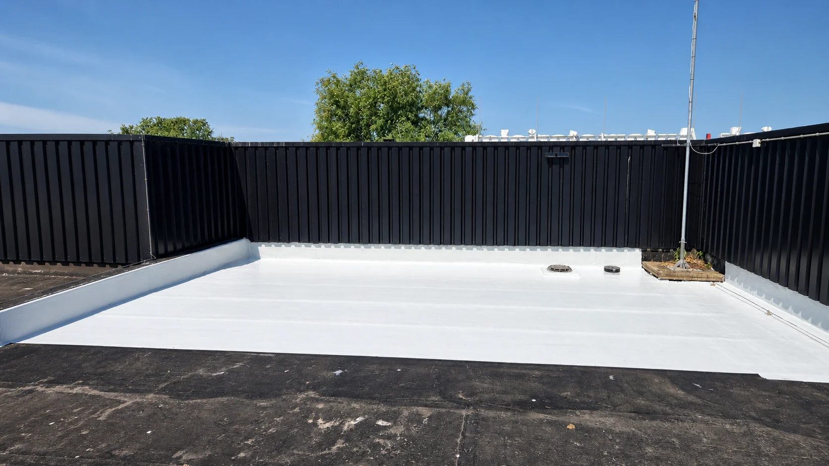 Spoedherstel productiedak met 2K-polyurea in Middelburg