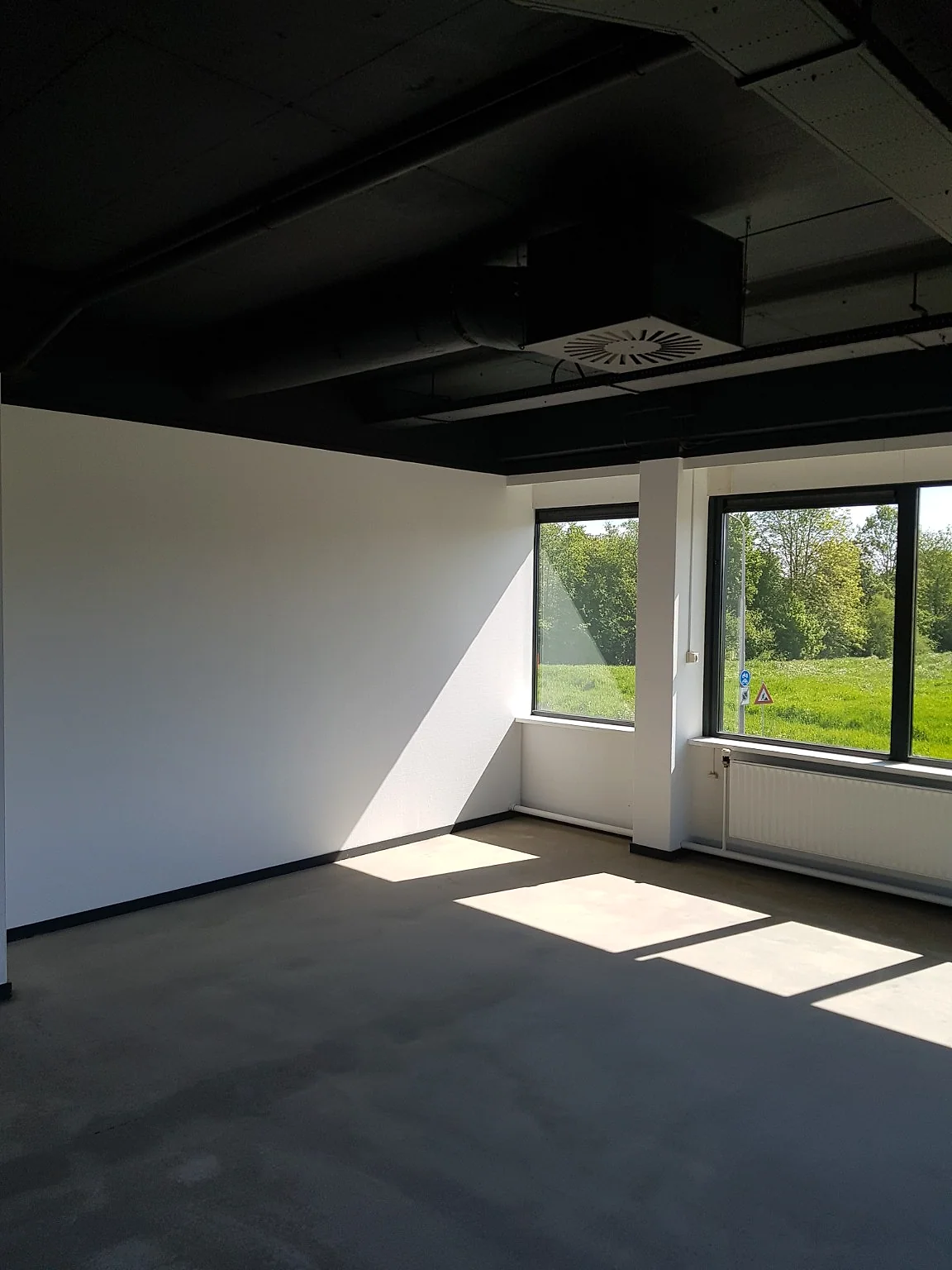 Opgeleverd zwart plafond in kantorencomplex