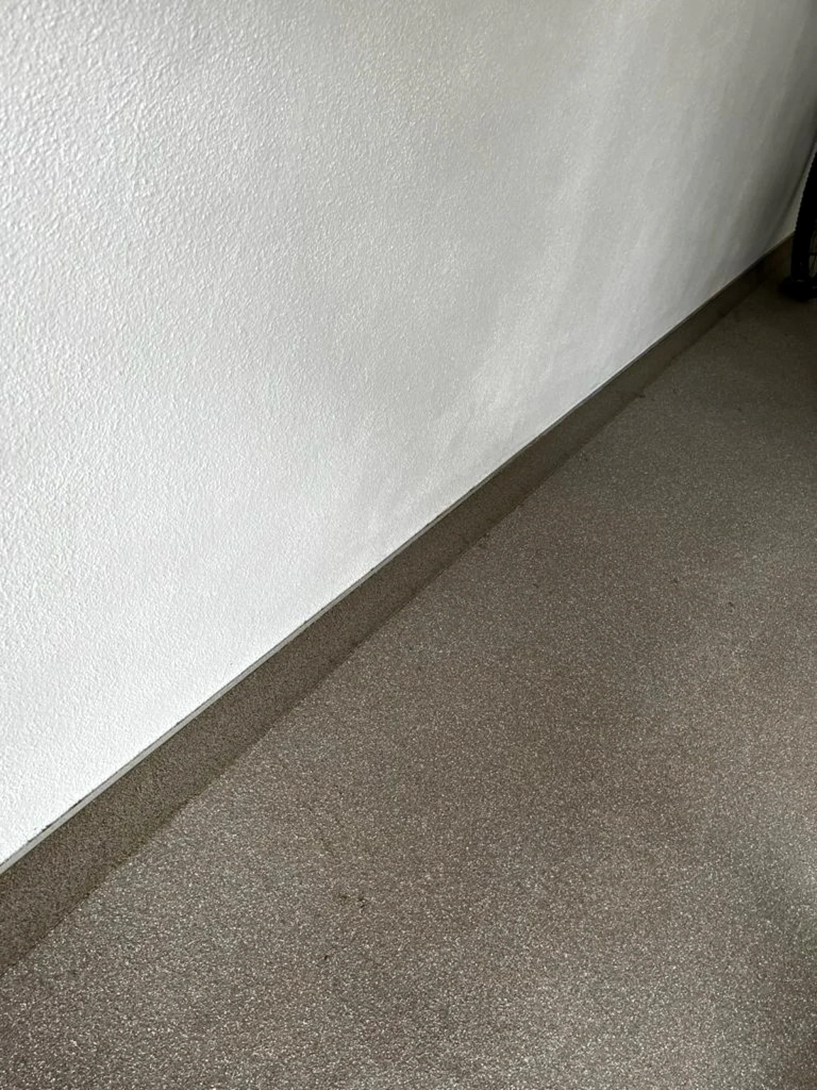 Detail van de opgezette plint bij een polyaspartic garagevloer