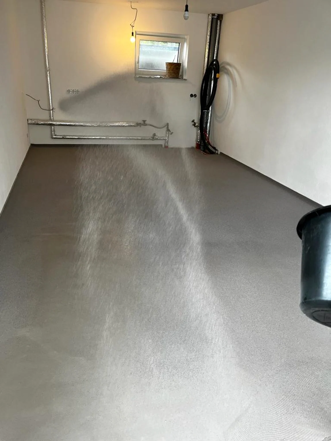 Beginsituatie van Polyaspartic garagevloer van circa 60 m²