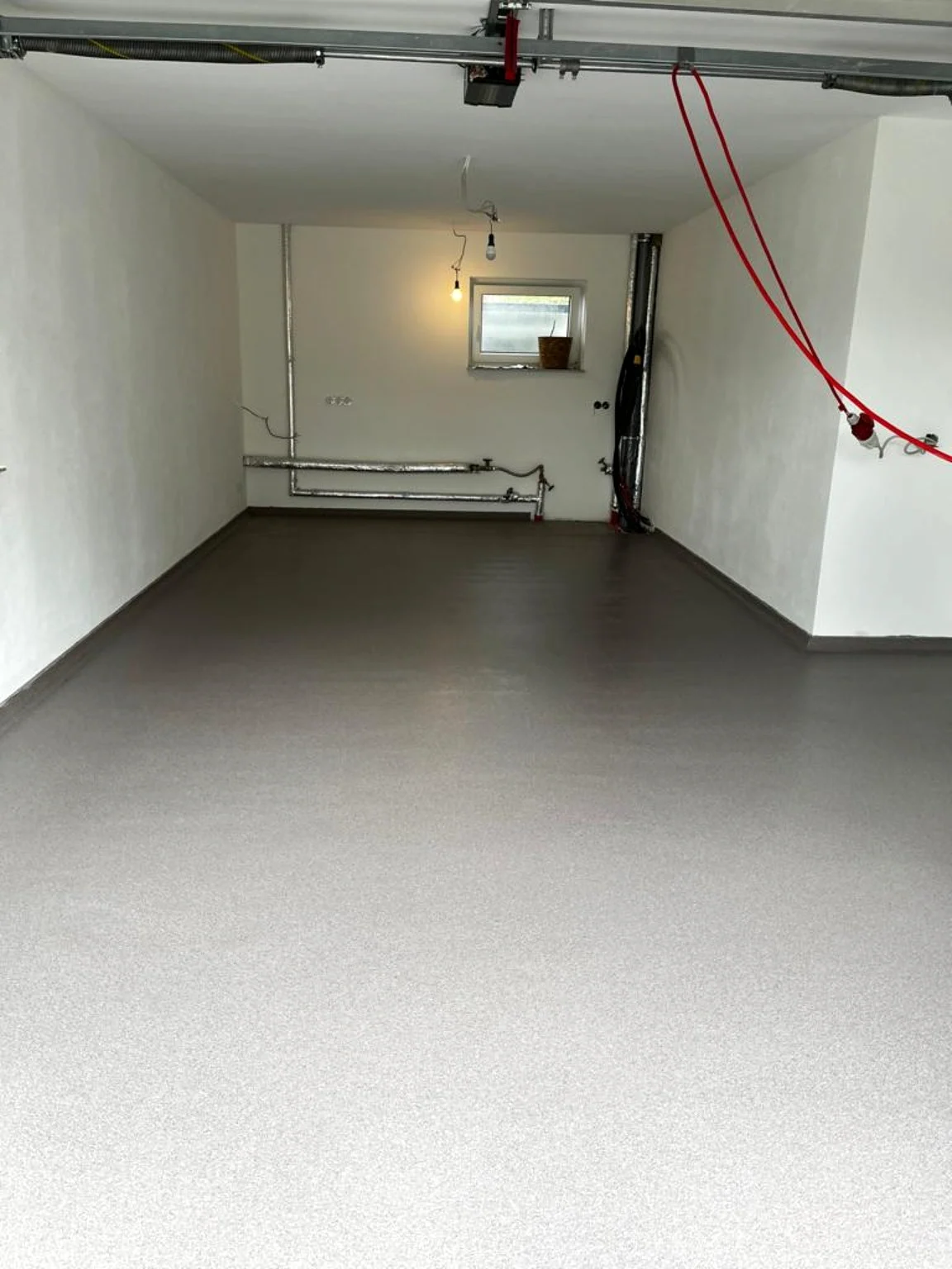 Afgewerkte polyaspartic garagevloer van circa 60 vierkante meter