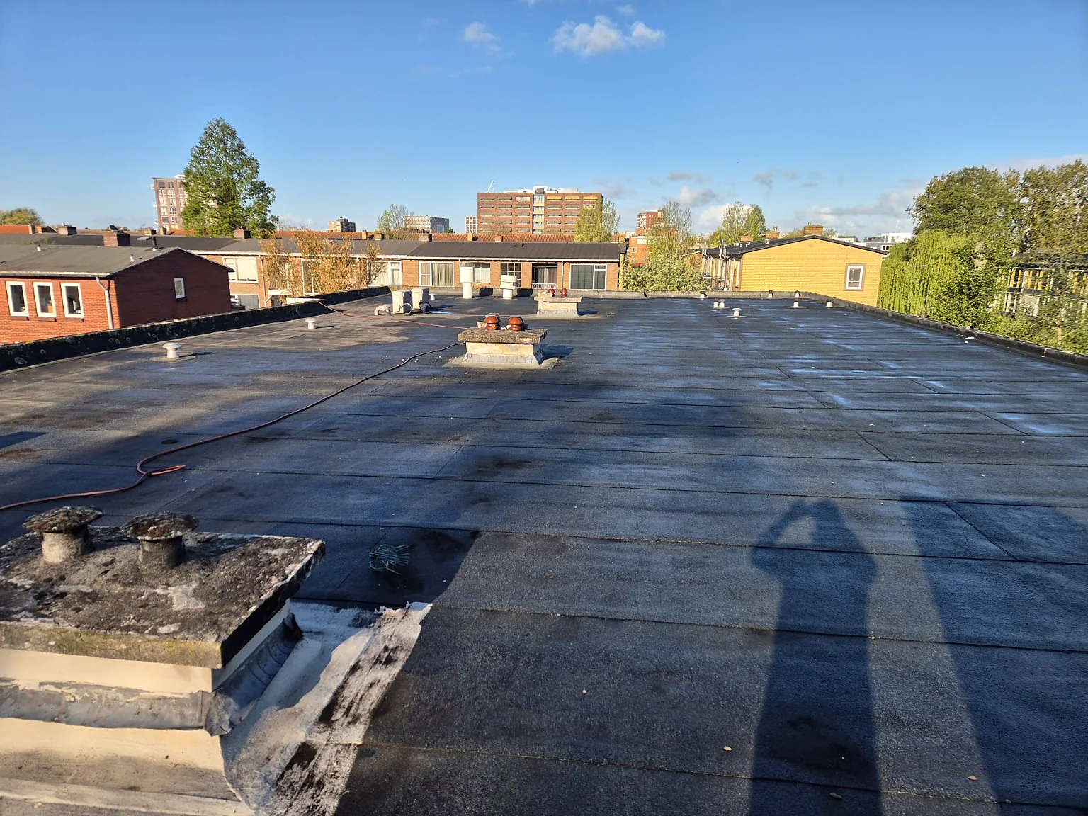 Reiniging bij planmatige dakrenovatie schoolgebouw in Locatie vertrouwelijk
