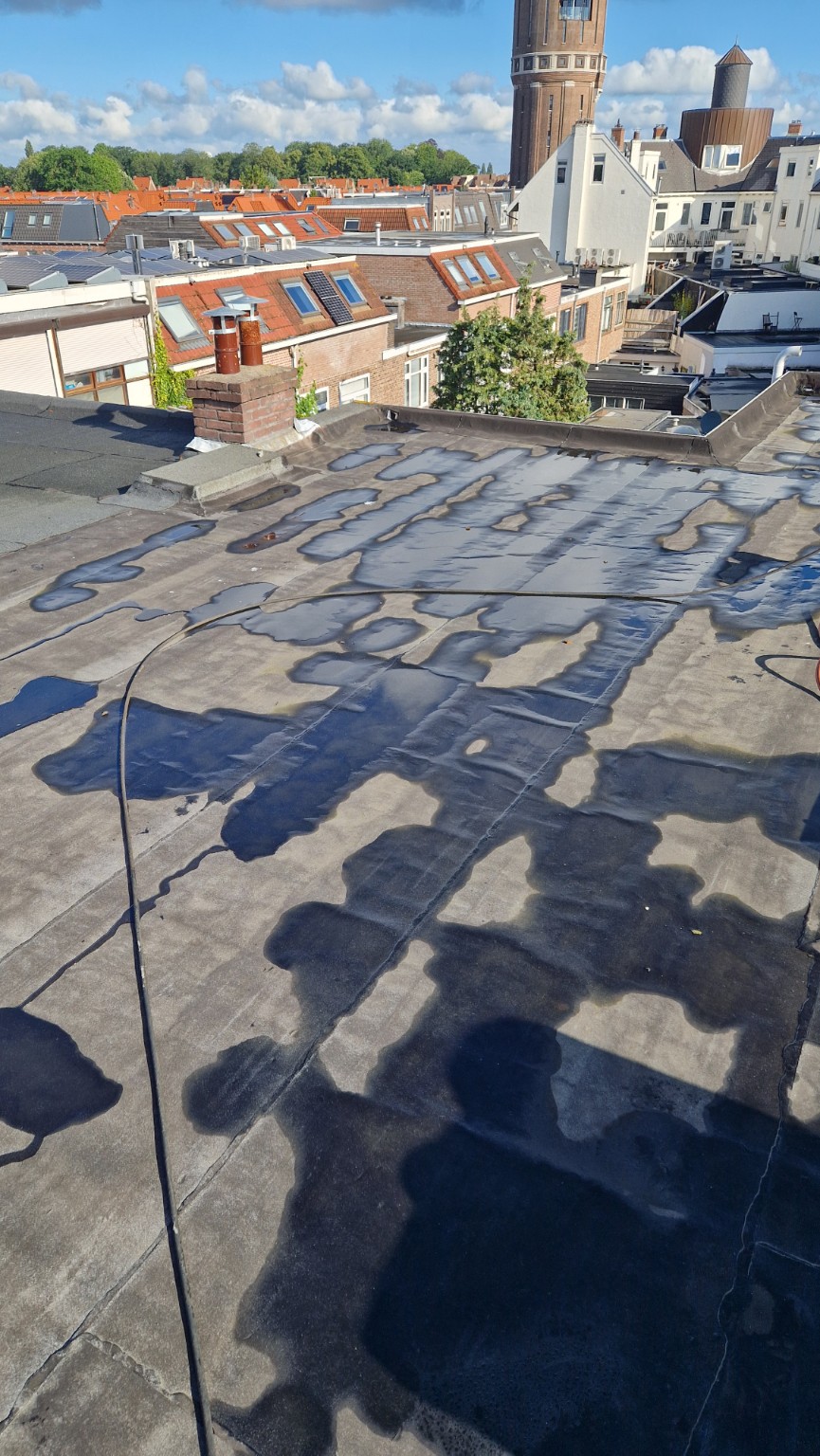 Reiniging van het bitumen bij hybride dakcoating in utrecht voor koelere slaapkamers