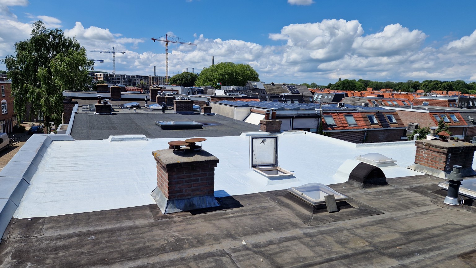 Twee coatinglagen bij hybride dakcoating in utrecht voor koelere slaapkamers