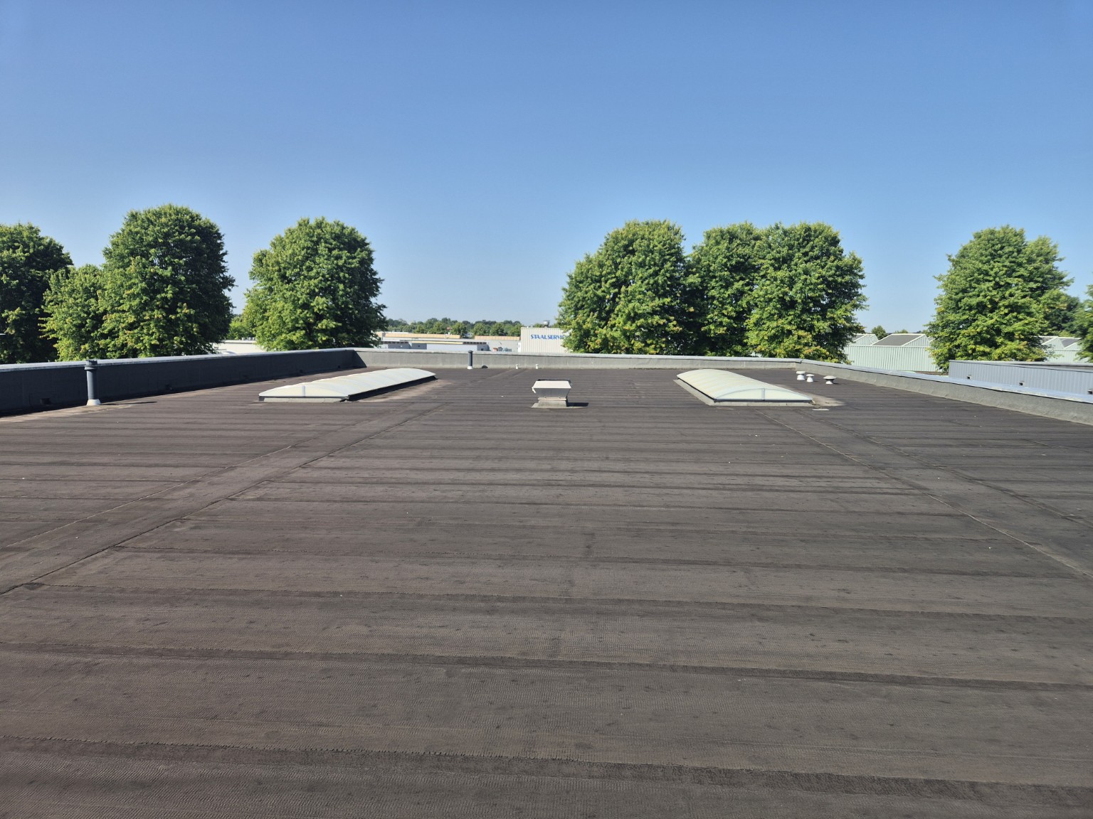 Dak vóór reiniging bij Dakcoating in Weert: 350 m² bedrijfsdak gerenoveerd met 2K-polyurea