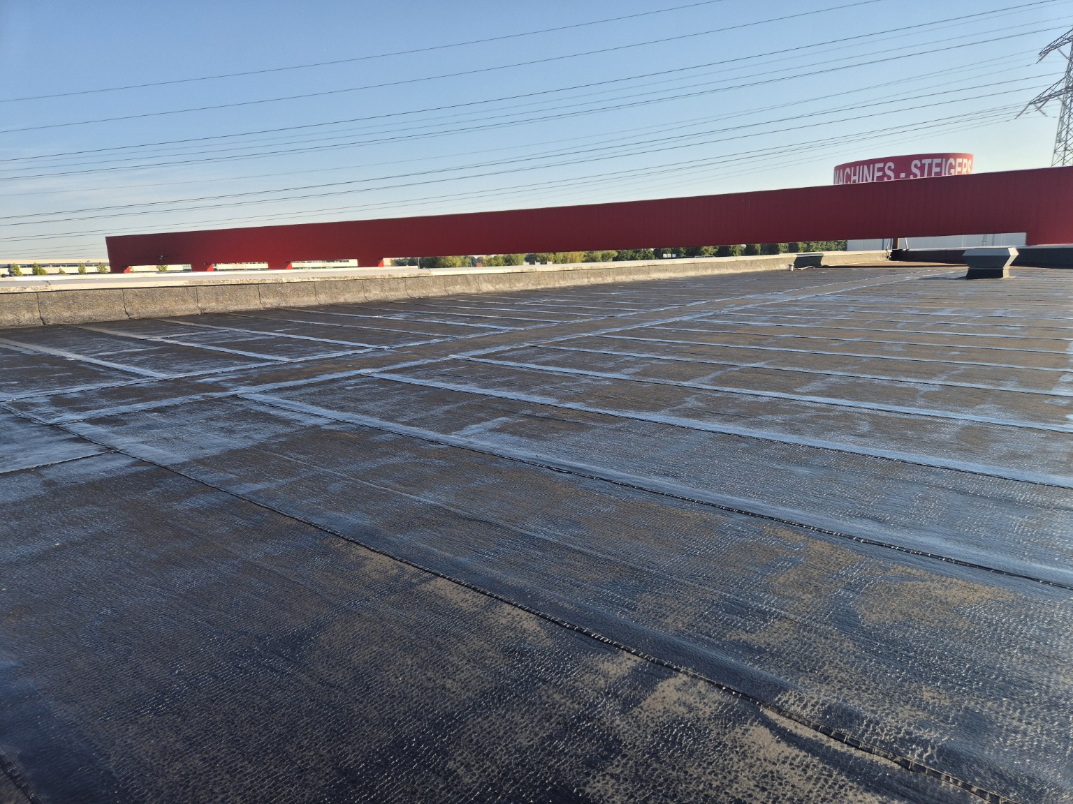 2K-epoxyprimer bij dakcoating in weert: 350 m² bedrijfsdak gerenoveerd met 2k-polyurea