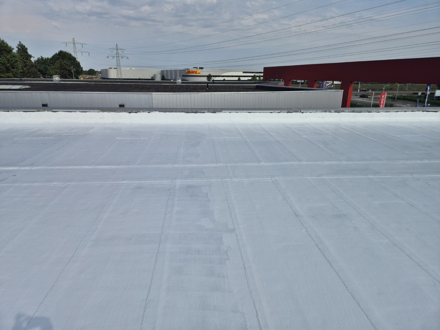 Eerste laag 2K-polyurea bij dakcoating in weert: 350 m² bedrijfsdak gerenoveerd met 2k-polyurea