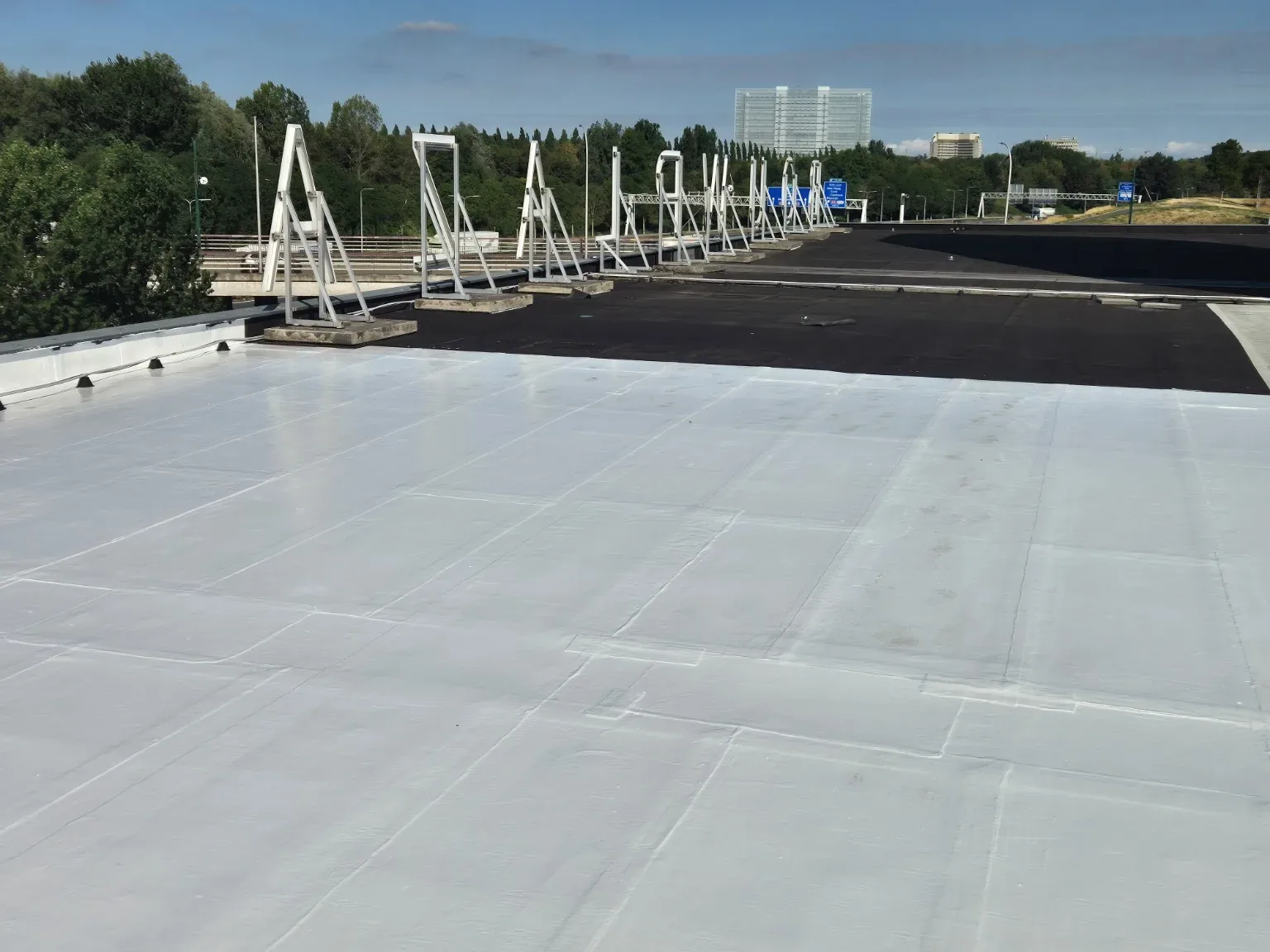 Wit gerenoveerd en waterdicht bedrijfsdak in Den Haag