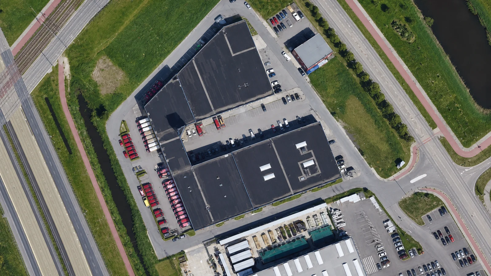 Luchtfoto van een bedrijfspand met een indicatief ingetekende dakcontour
